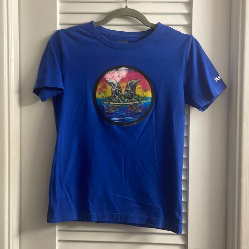 Hurley Hologram T-Island w/Logo in Rocks,Changes to Shark.Like New. Kids M,10/12